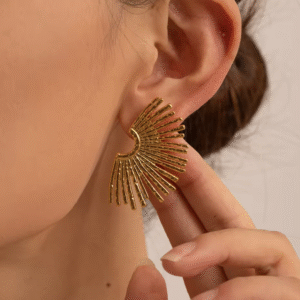 Les boucles d'oreilles soleil doré