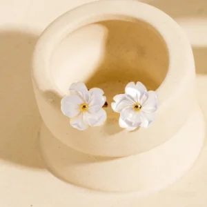 Les boucles d'oreilles Fleur Nacrée