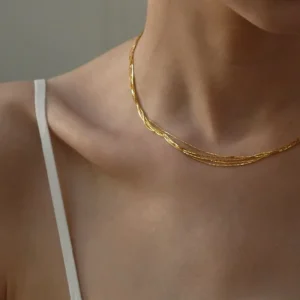 Le collier multi-chaînes chic