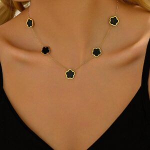 Le collier fleur noire ou blanche