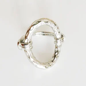 La bague Ovale Martelée argentée