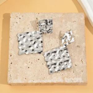 Boucles d’oreilles Carrées Martelées Argentées